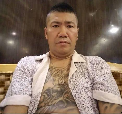 赵本六生吃活鸡视频,现场生吃活鸡，惊险刺激引热议